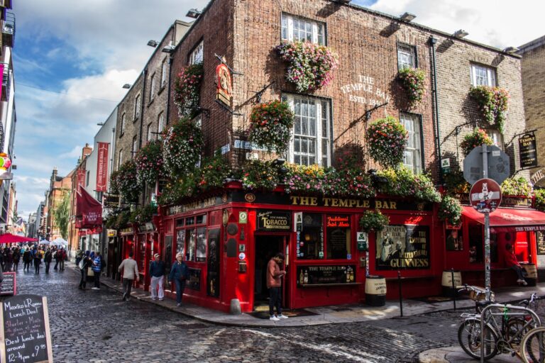 Descubre la magia de los 10 pueblos más hermosos de Irlanda